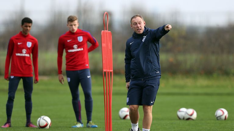 Head coach Steve Cooper of England gestures during the Under-17 England training session on October 29, 2016