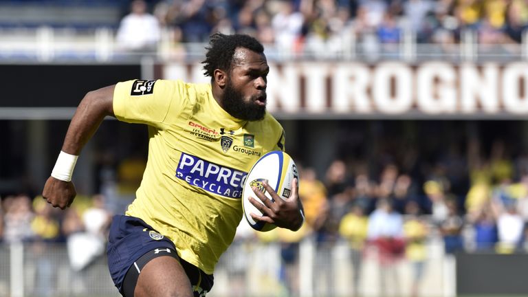 Clermont's Fidjian winger Alivereti Raka runs on his way to score a try during the French Top 14 Rugby Union match ASM Clermont vs Racing 92 at the Micheli