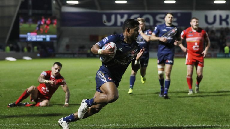 Ben Barba crossing for Saints' final try of the night in the last minute