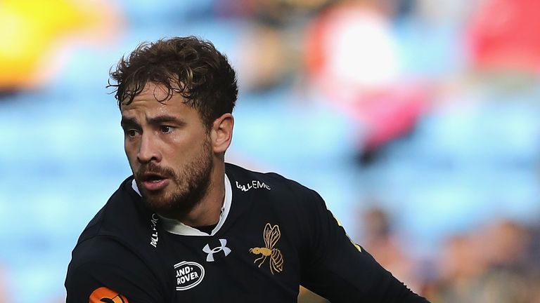 Danny Cipriani of Wasps runs with the ball