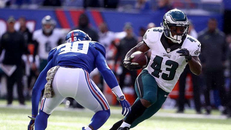 EAST RUTHERFORD, NJ - NOVEMBER 06:   Darren Sproles #43 of the Philadelphia Eagles runs the ball against Coty Sensabaugh #30 of the New York Giants during 