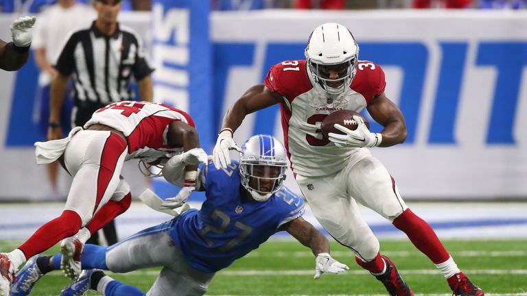 David Johnson #31 of the Arizona Cardinals escapes the tackle of Glover Quin #27 of the Detroit Lions