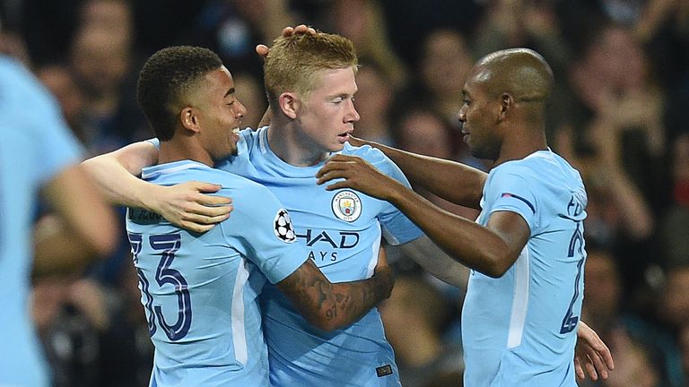 Manchester City's Belgian midfielder Kevin De Bruyne (C) celebrates scoring his team's first goal