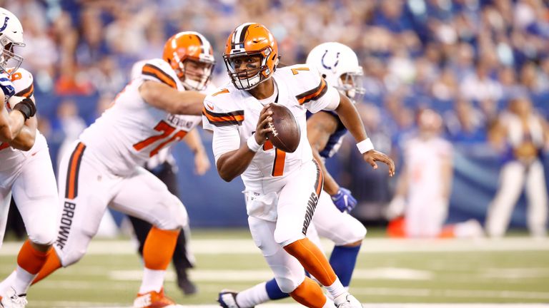 INDIANAPOLIS, IN - SEPTEMBER 24:  DeShone Kizer #7 of the Cleveland Browns runs with the ball during the game against the Indianapolis Colts at Lucas Oil S