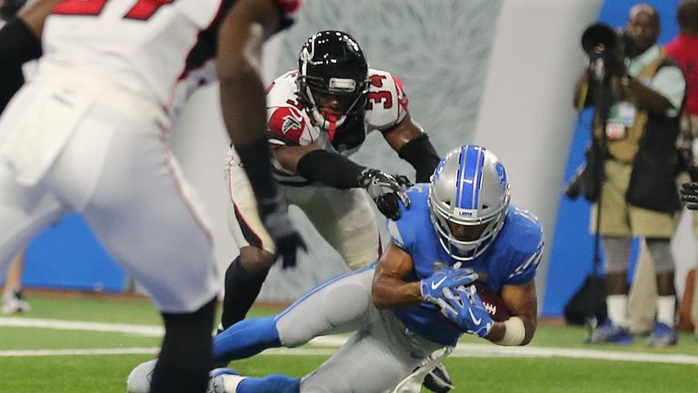 DETROIT, MI - SEPTEMBER 24:  Golden Tate #15 of the Detroit Lions catches the ball as Brian Poole #34 of the Atlanta Falcons touches him and his knee hits 