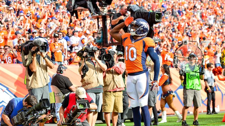 DENVER, CO - SEPTEMBER 17:  Wide receiver Emmanuel Sanders #10 of the Denver Broncos celebrates with a "mile high salute" after scoring a second quarter to