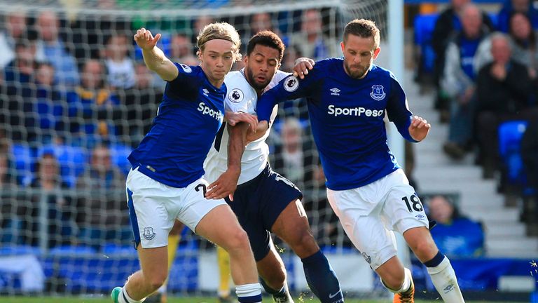 Tottenham Hotspur's Belgian midfielder Mousa Dembele (C) vies with Everton's English midfielder Tom Davies (L) and Everton's Icelandic midfielder Gylfi Sig