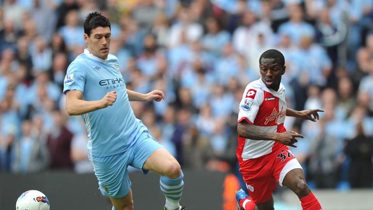 Manchester City's English midfielder Gareth Barry (L) vies with Queens Park Rangers' English midfielder Shaun Wright-Phillips (R) during the English Premie