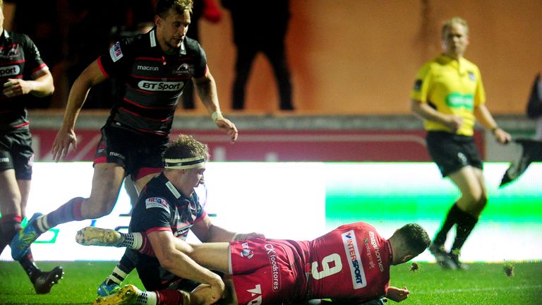 Gareth Davies went over for the second try to put Scarlets in control 