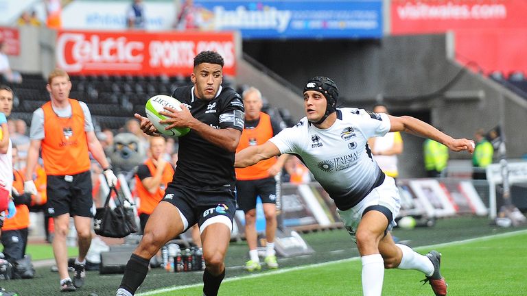 Keelan Giles evades the tackle of Gabriele Di Giulio to score his first try