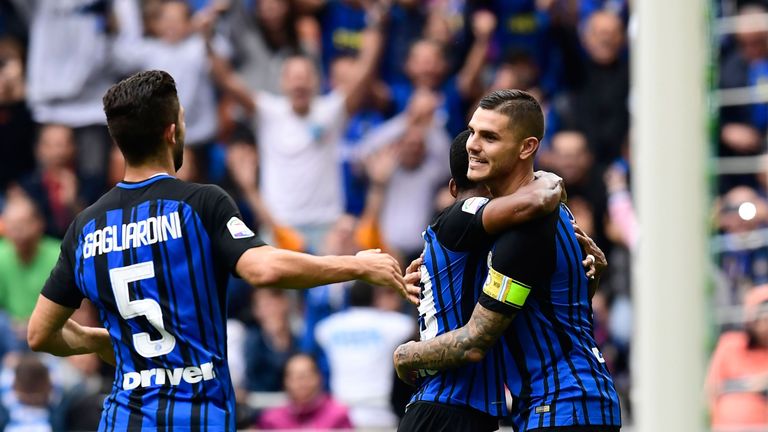 Inter Milan's Argentinian forward Mauro Icardi (R) celebrates with teammates after scoring during the Italian Serie A football match between Inter Milan an
