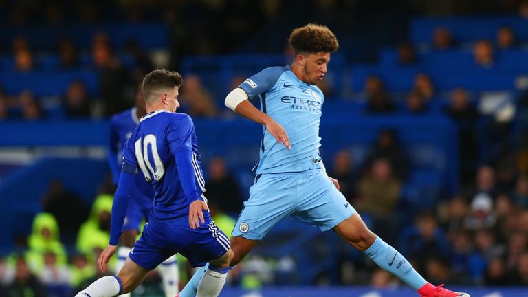 LONDON, ENGLAND - APRIL 26:  Jadon Sancho of Manchester City and Mason Mount of Chelsea in action during the FA Youth Cup Final, second leg between Chelsea