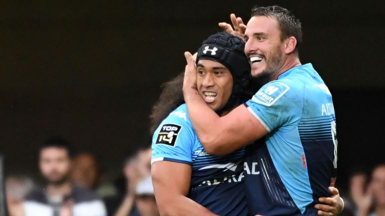 Montpellier's New Zealand number eight Joseph Tomane (L) is congratulated by his teammate Montpellier's French flanker Louis Picamole during the French Top