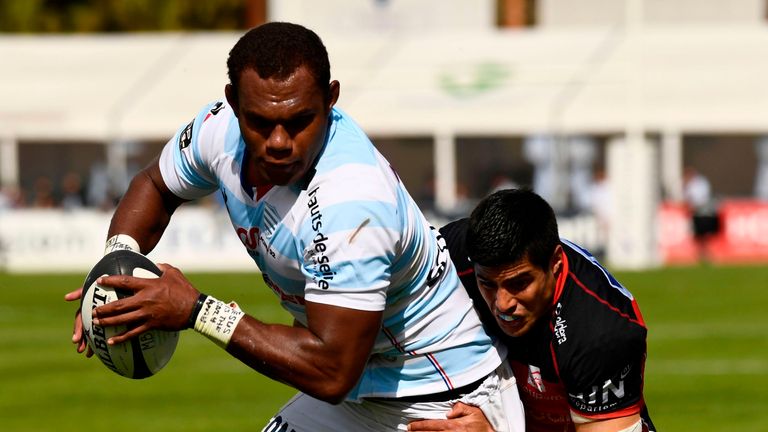 Racing 92's Fijian second row forward Leone Nakarawa (L) breaks free of a tackle on his way to scoring a try during the TOP14 rugby union