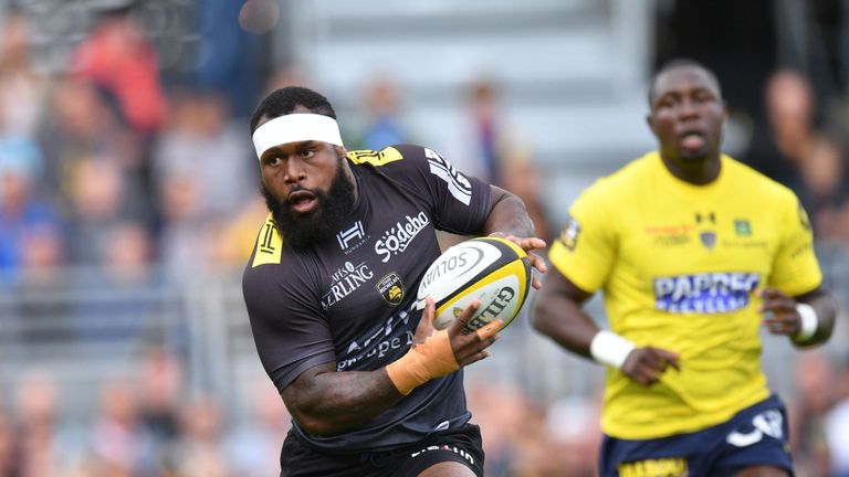  Levani Botia runs with the ball against Clermont