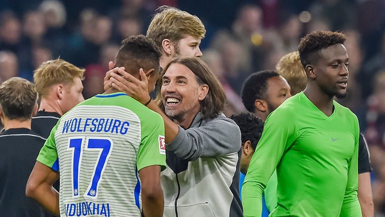 Wolfsburgs head coach Martin Schmidt celebrates with his players after the German First division Bundesliga football match FC Bayern Munich vs VfL Wolfsbur
