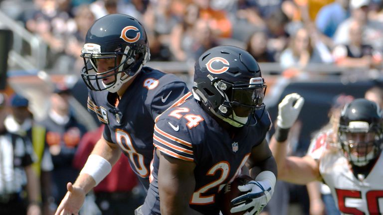 Packers and Bears stand, link arms before NFL game