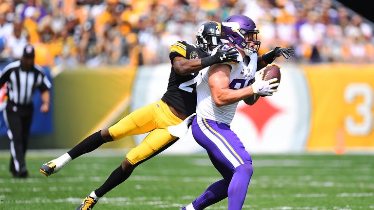 PITTSBURGH, PA - SEPTEMBER 17:  Kyle Rudolph #82 of the Minnesota Vikings makes a catch as Sean Davis #28 of the Pittsburgh Steelers attemps a tackle in th