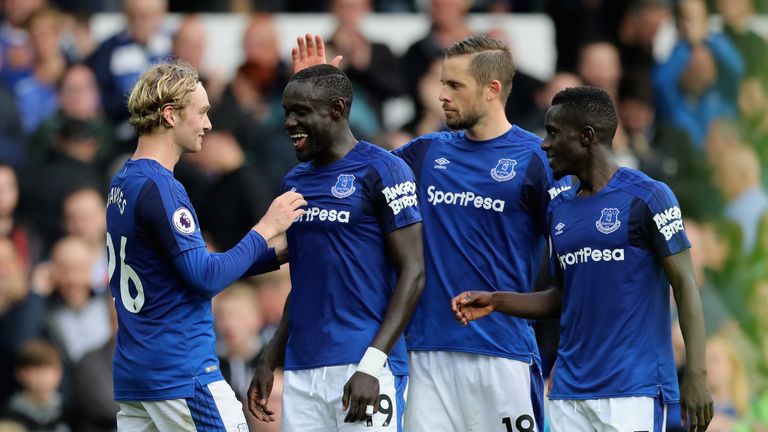LIVERPOOL, ENGLAND - SEPTEMBER 23:  Oumar Niasse (2nd L)of Everton celebrates his side's 2-1 victory with his team mates Tom Davies (1st L), Gylfi Sigurdss