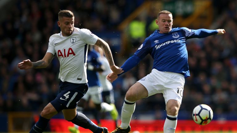 Toby Alderweireld puts pressure on Wayne Rooney at Goodison Park