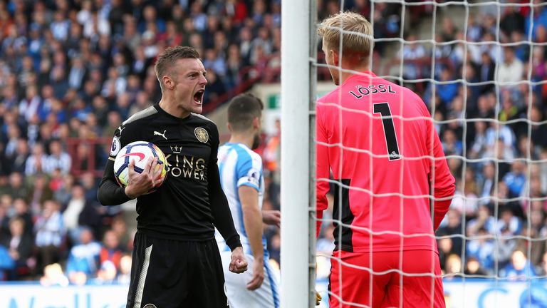 Jamie Vardy celebrates scoring Leicester City's equaliser from the penalty spot