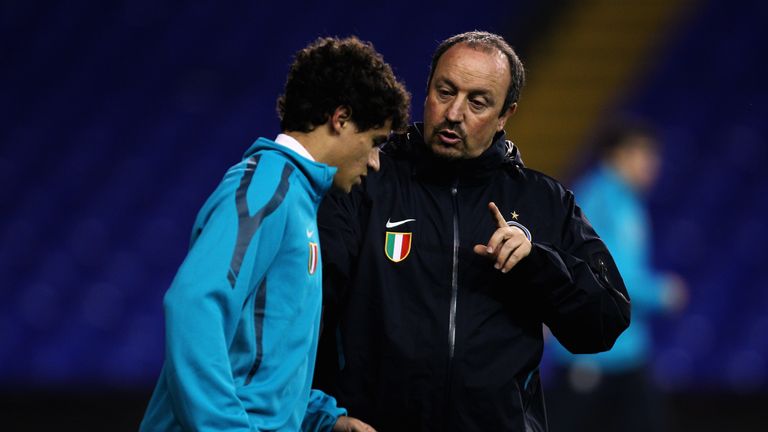 Rafael Benitez speaks to Philippe Coutinho during their time at Inter