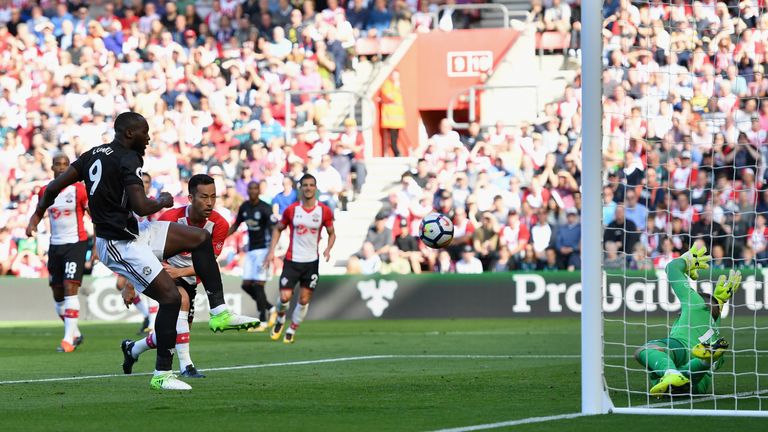 SOUTHAMPTON, ENGLAND - SEPTEMBER 23:  Romelu Lukaku of Manchester United scores the opening goal during the Premier League match between Southampton and Ma