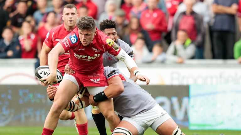 Steff Evans tries to escape the tackle of Andries van Schalkwyk