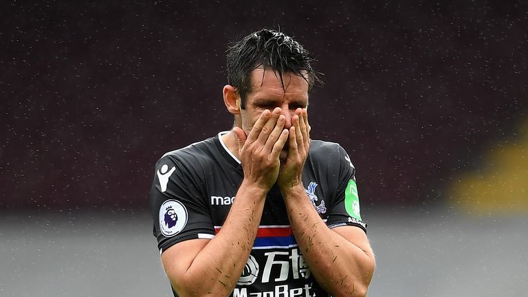 BURNLEY, ENGLAND - SEPTEMBER 10:  Scott Dann of Crystal Palace looks dejected during the Premier League match between Burnley and Crystal Palace at Turf Mo