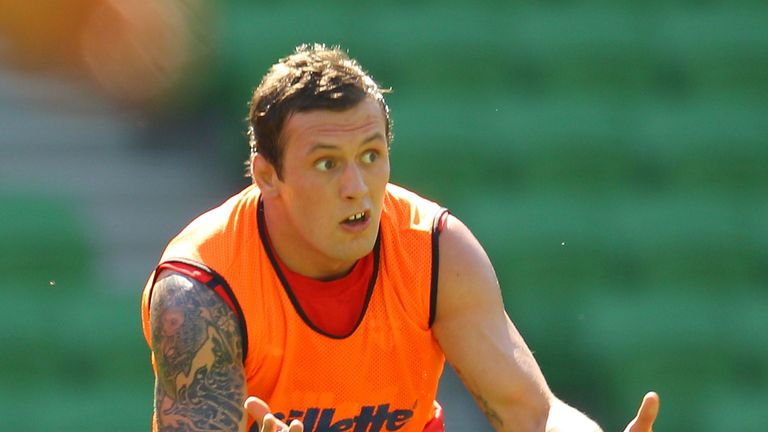 MELBOURNE, AUSTRALIA - OCTOBER 28:  Shaun Lunt of England looks to pass the ball during an England Four Nations training session at AAMI Park on October 28