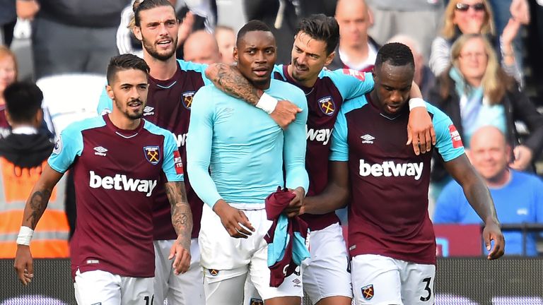 Diafra Sakho (2nd L) celebrates with team-mates after scoring a last minute winner