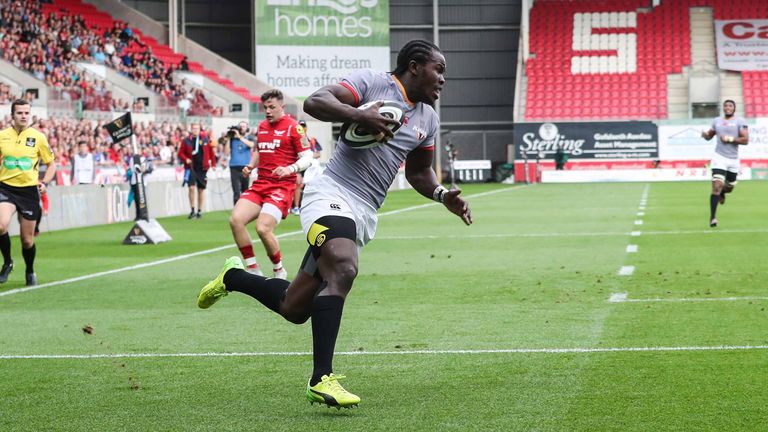 Yaw Penxe runs in a try for the Kings