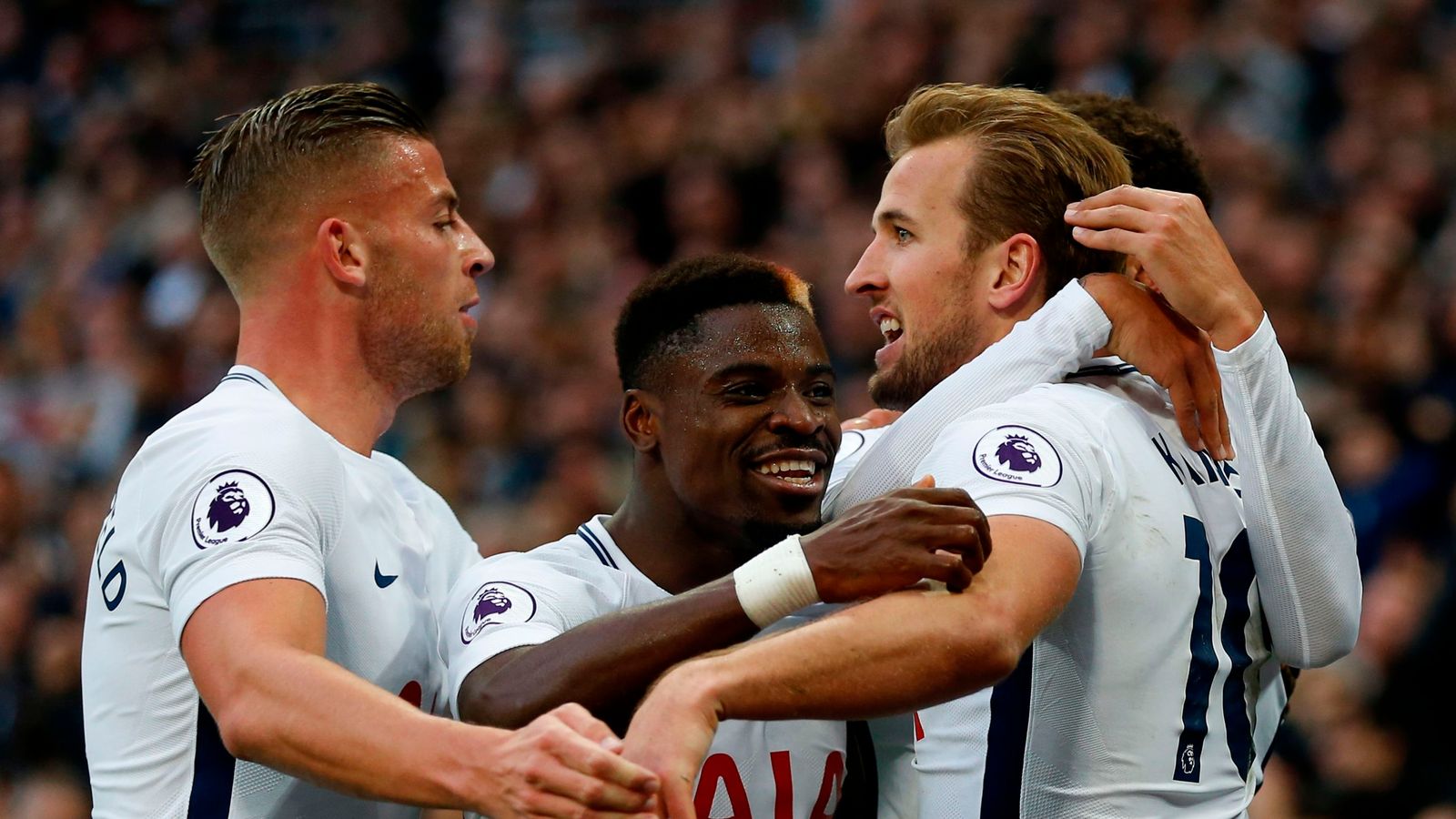 Tottenham can put down title marker at Manchester United, says Ledley