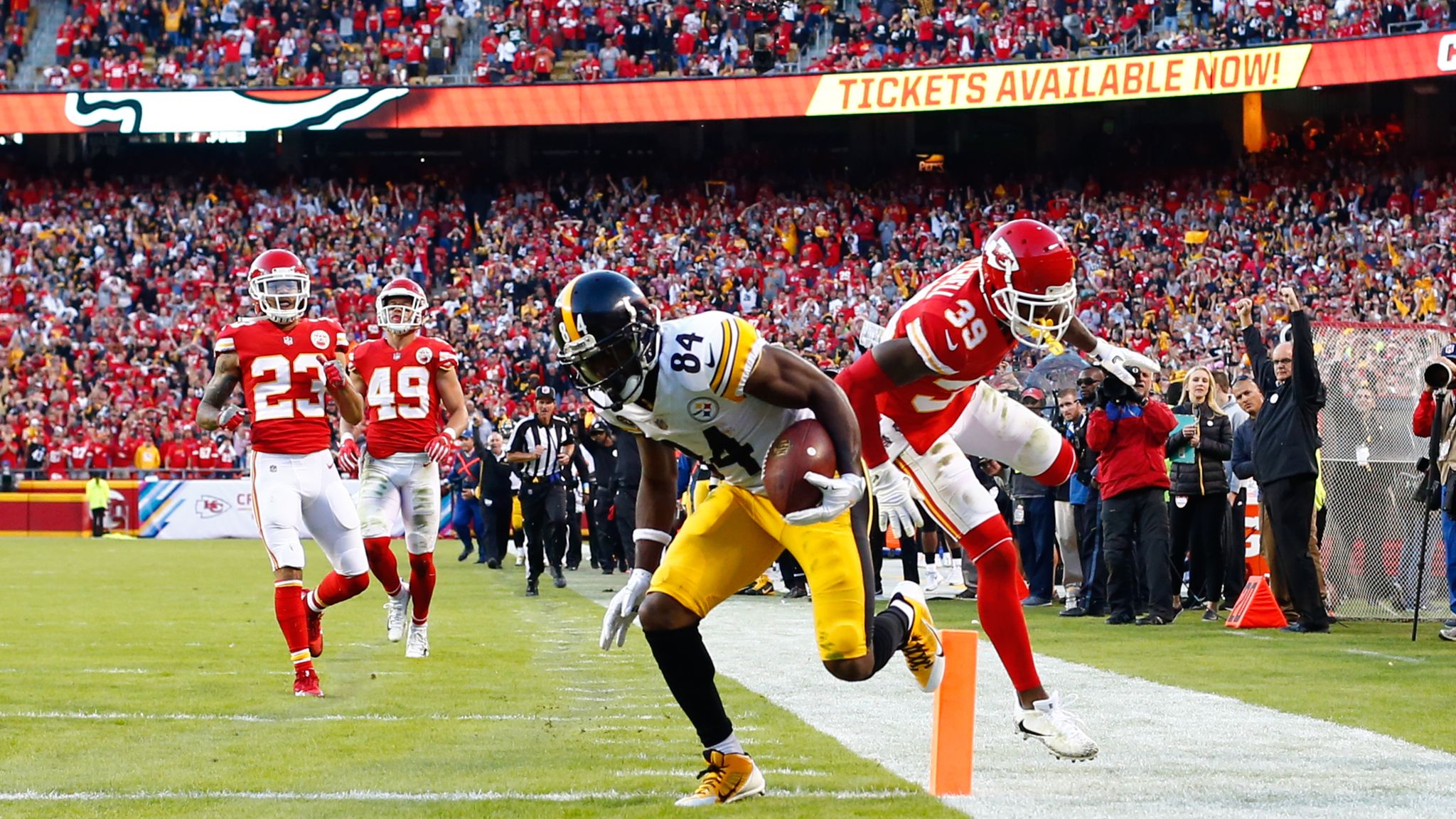 Steelers' Antonio Brown loses cool on sideline during Chiefs game