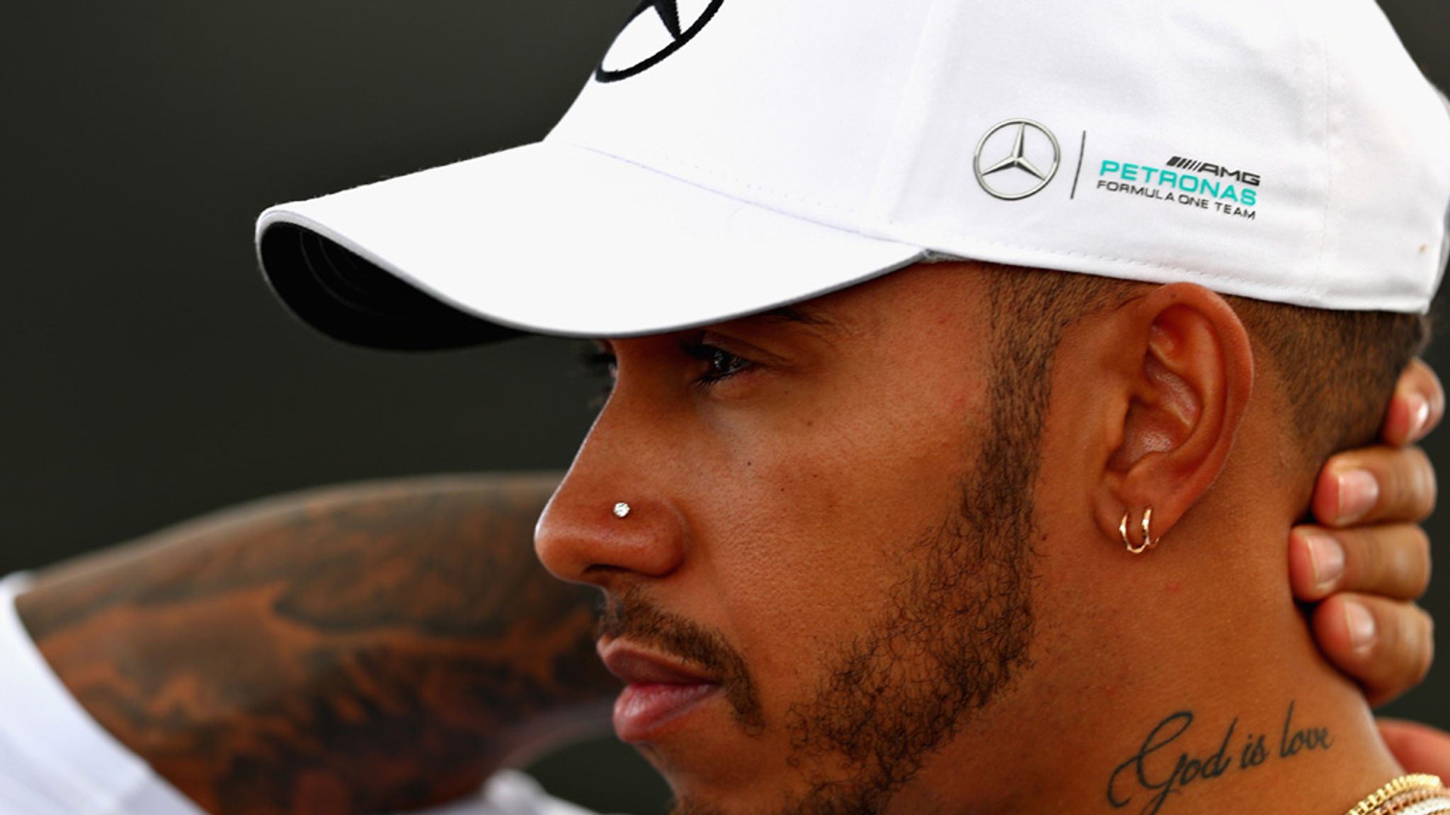 Hamilton not planning to comply with F1 jewellery ban : r/formula1