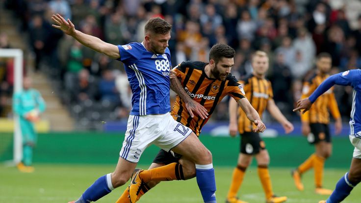 HULL, ENGLAND - SEPTEBER 30: Jon Toral (R) of Hull City challenged by Harlee Dean of Birmingham City during the Sky Bet Championship match between Hull Cit