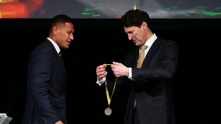 John Eales  presents Israel Folau with the medal at the awards ceremony