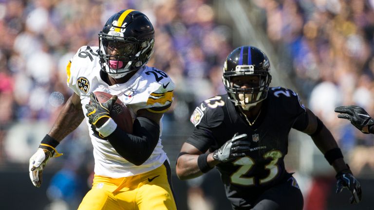 Le'Veon Bell #26 of the Pittsburgh Steelers runs past Tony Jefferson #23 of the Baltimore Ravens the first quarter at M&T Bank 