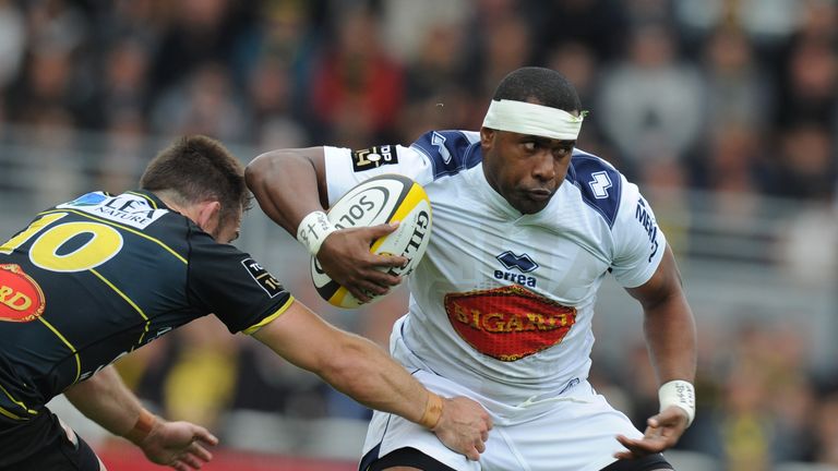 Agen's Fijian centre Eroni Vasiteri Narumasa (R) vies with Agen's Argentine fly-half Bautista Guemes during French Top 14 rugby union match between La Roch
