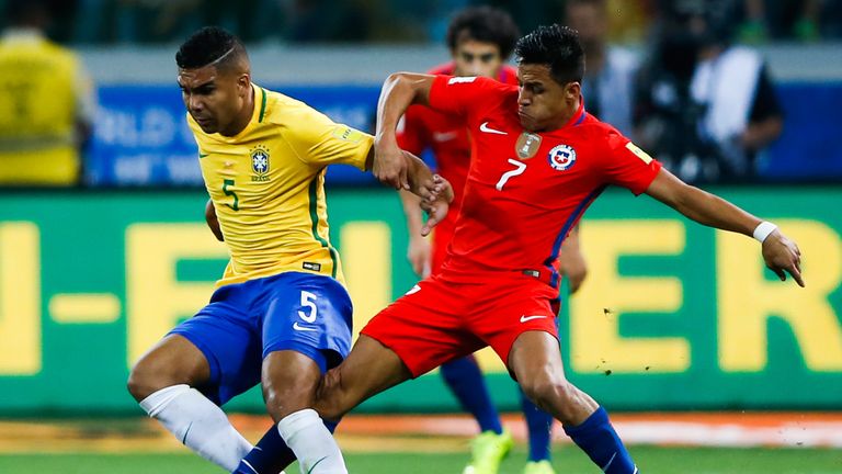 SAO PAULO, BRAZIL - OCTOBER 10: Casemiro (L) of Brazil and Alexis Sanches of Chile in action during the match between Brazil and Chile for the 2018 FIFA Wo