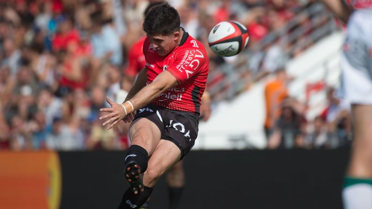 Anthony Belleau striking a penalty for RC Toulon