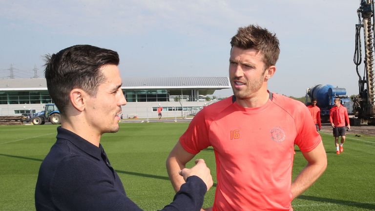 Boxer Anthony Crolla chats to Ashley Young (R) and Michael Carrick of Manchester United during a Manchester United training sessionages)