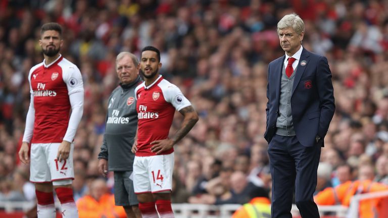 LONDON, ENGLAND - OCTOBER 01:  Arsene Wenger manager of Arsenal looks on as Olivier Giroud and Theo Walcott of Arsenal prepare to come on during the Premie