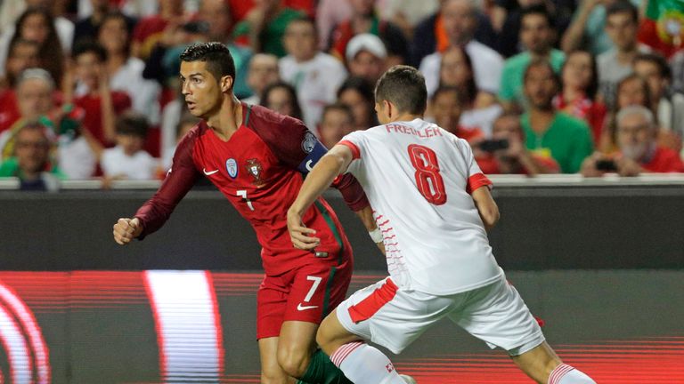 Cristiano Ronaldo (L) and Swiss midfielder Remo Freuler  (R) battle for the ball