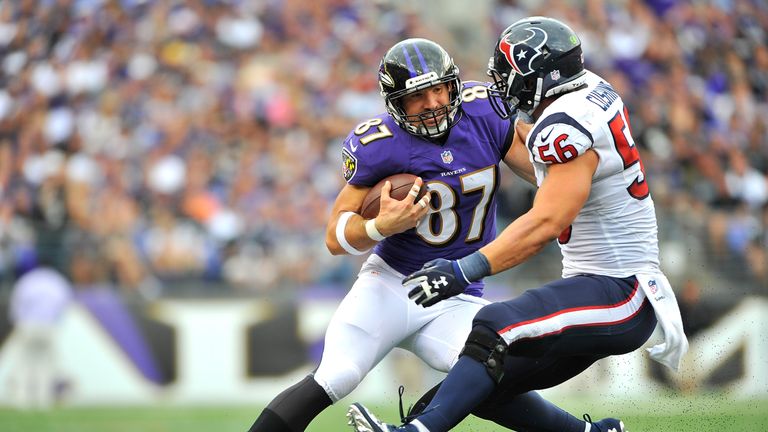 BALTIMORE, MD - SEPTEMBER 22:  Tight end Dallas Clark #87 of the Baltimore Ravens runs the ball against inside linebacker Brian Cushing #56 of the Houston 