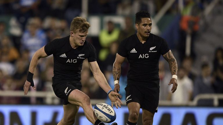 Damian McKenzie takes a quick tap and goes to score for the All Blacks