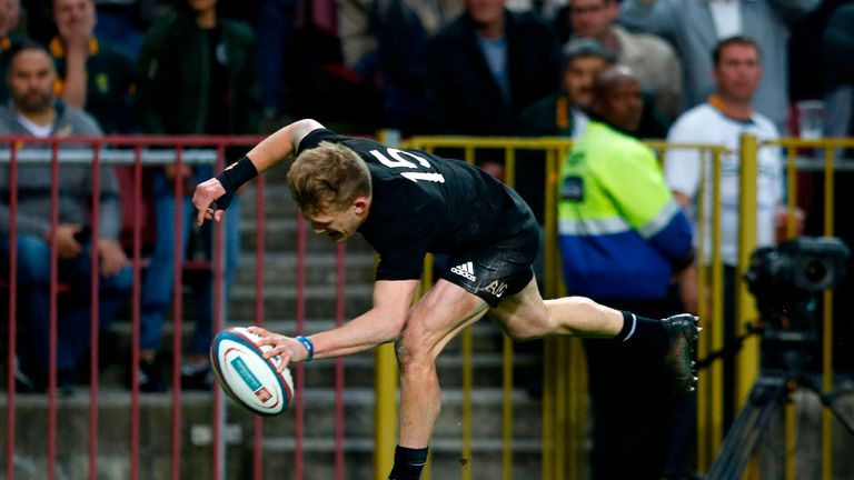 New Zealand Damian Mckenzie scores a try between South Africa and New Zealand