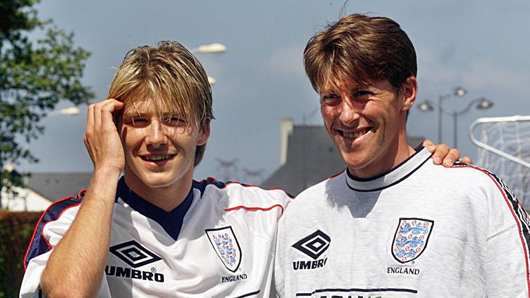 England's David Beckham (L) and Darren Anderton
