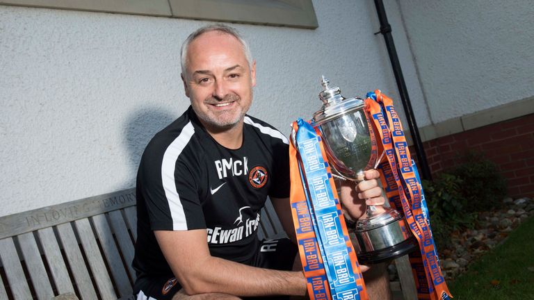 Dundee United manager Ray McKinnon speaks to the