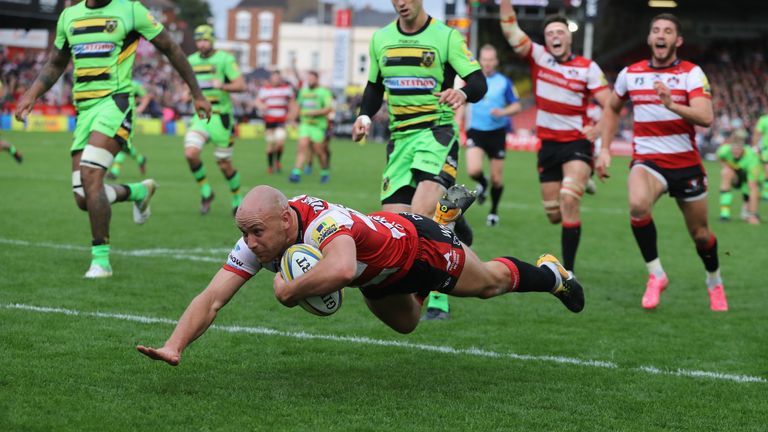 Willi Heinz dives to score their fifth try at Kingsholm
